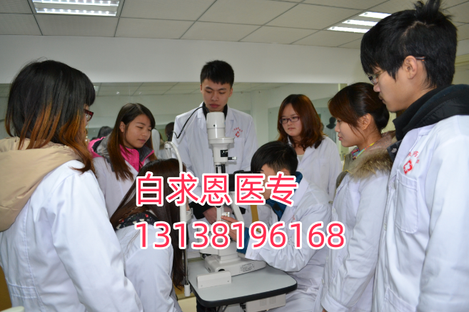 石家莊醫(yī)學(xué)中專學(xué)校的學(xué)費(fèi)是多少？
